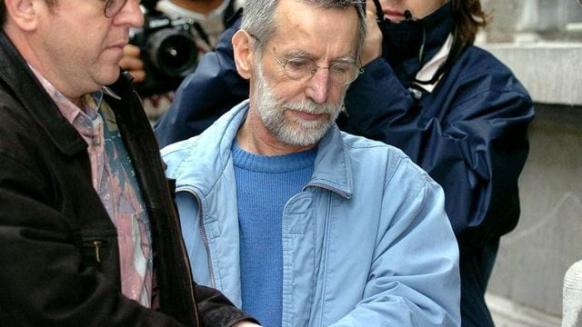 Der französische Serienmörder Michel Fourniret (M) wird im Juli 2004 im belgischen Dinant in ein Gerichtsgebäude gebracht. Der französische Serienmörder Michel Fourniret (M) wird im Juli 2004 im belgischen Dinant in ein Gerichtsgebäude gebracht.