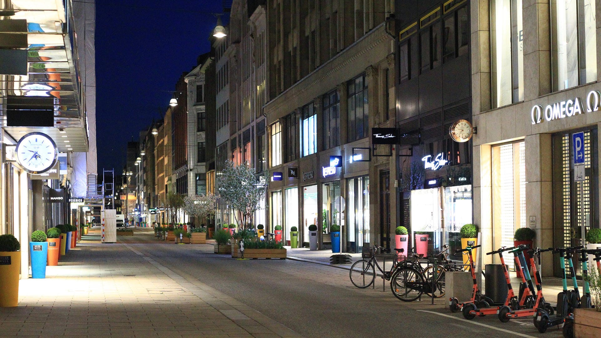 Eine leere Hamburger Innenstadt (Archivbild): Die AfD in der Hansestadt war mit einer Klage gegen die nächtlichen Beschränkungen erfolgreich.