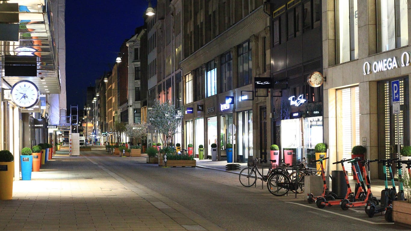 Eine leere Hamburger Innenstadt (Archivbild): Die AfD in der Hansestadt war mit einer Klage gegen die nächtlichen Beschränkungen erfolgreich.
