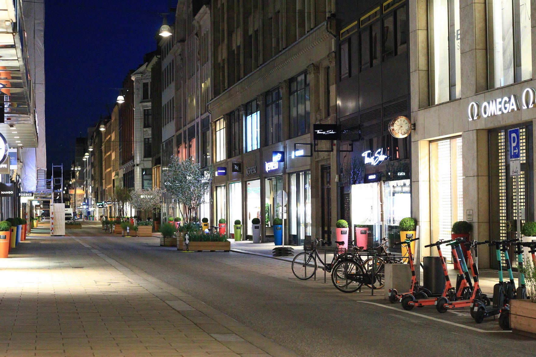 Eine leere Hamburger Innenstadt (Archivbild): Die AfD in der Hansestadt war mit einer Klage gegen die nächtlichen Beschränkungen erfolgreich.