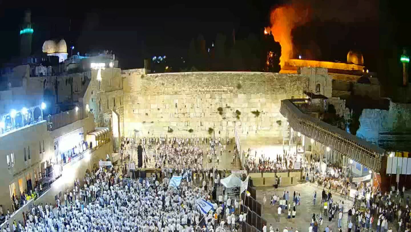 Feuer auf dem Tempelberg in Jerusalem: Bei Auseinandersetzungen zwischen Demonstranten und Sicherheitskräften fing offenbar ein Baum Feuer.