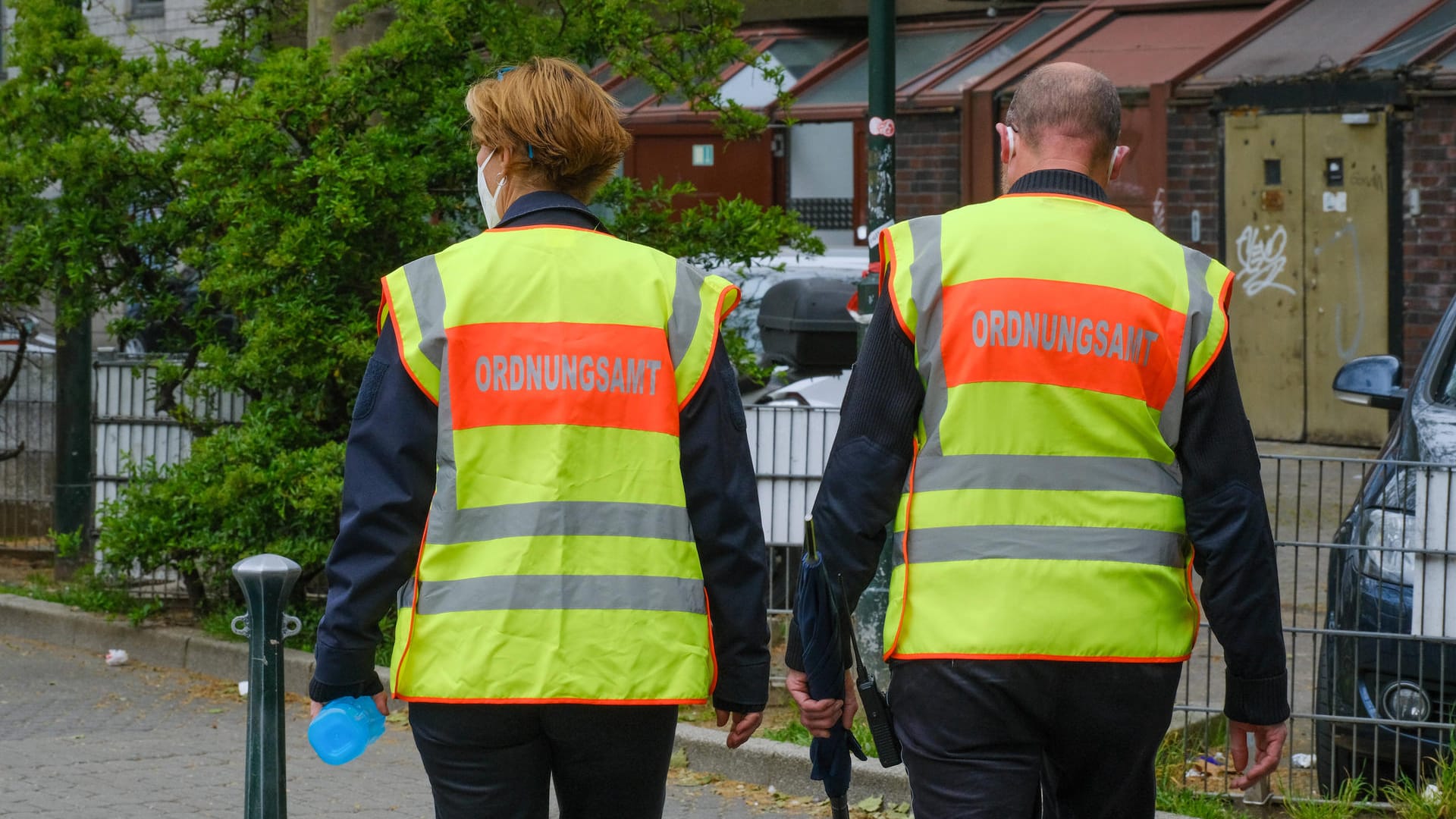 Das Ordnungsamt bei der Arbeit (Symbolbild): In Essen hat ein Falschparker eine Mitarbeiterin der Stadt angefahren. Das Ordnungsamt bei der Arbeit (Symbolbild): In Essen hat ein Falschparker eine Mitarbeiterin der Stadt angefahren.