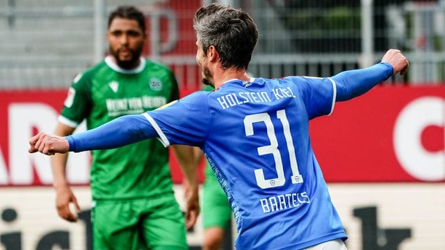 Der Kieler Fin Bartels bejubelt seinen Treffer zum 1:0.