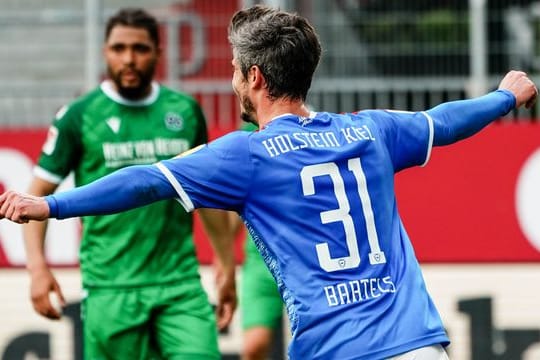 Der Kieler Fin Bartels bejubelt seinen Treffer zum 1:0.