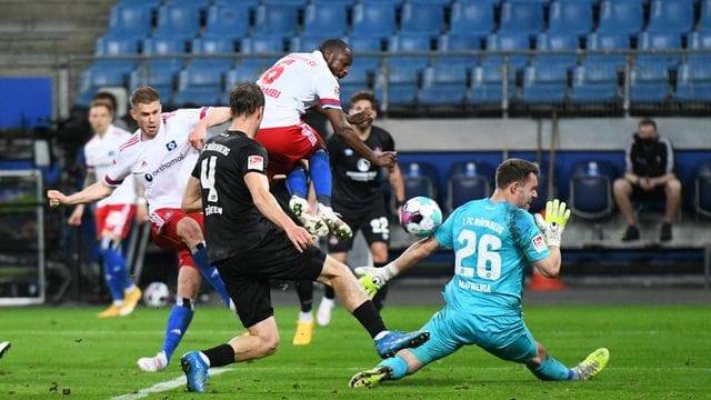 HSV-Stürmer Simon Terodde (l) trifft zum 3:1.