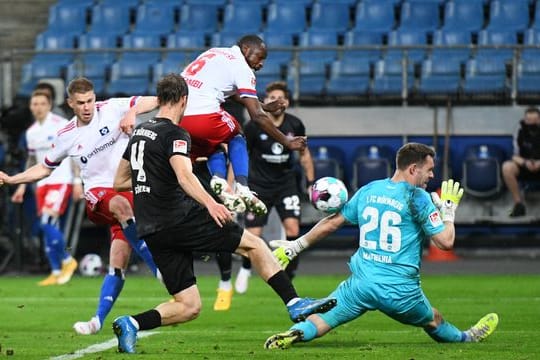 HSV-Stürmer Simon Terodde (l) trifft zum 3:1.