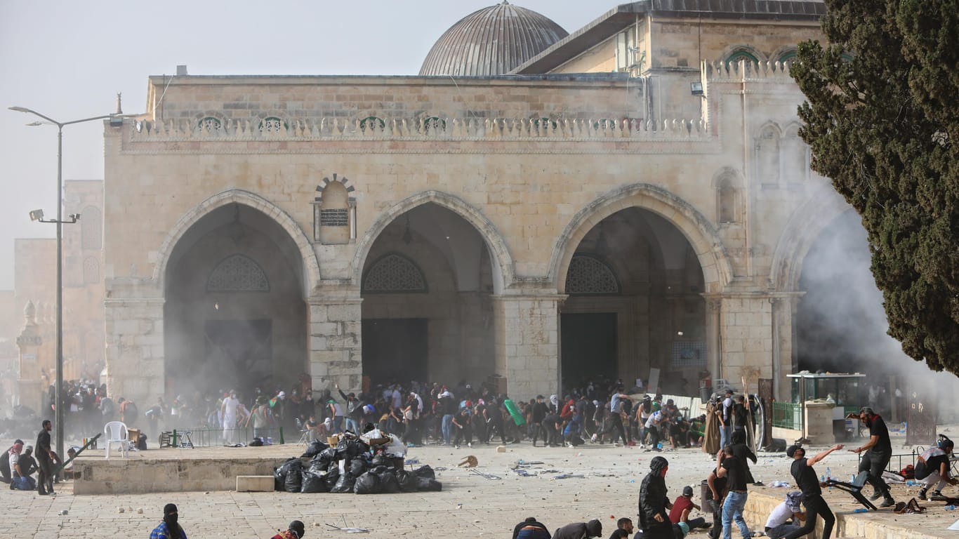 Jerusalem: Palästinenser stoßen mit israelischen Sicherheitskräften an der Al-Aksa-Moschee zusammen.