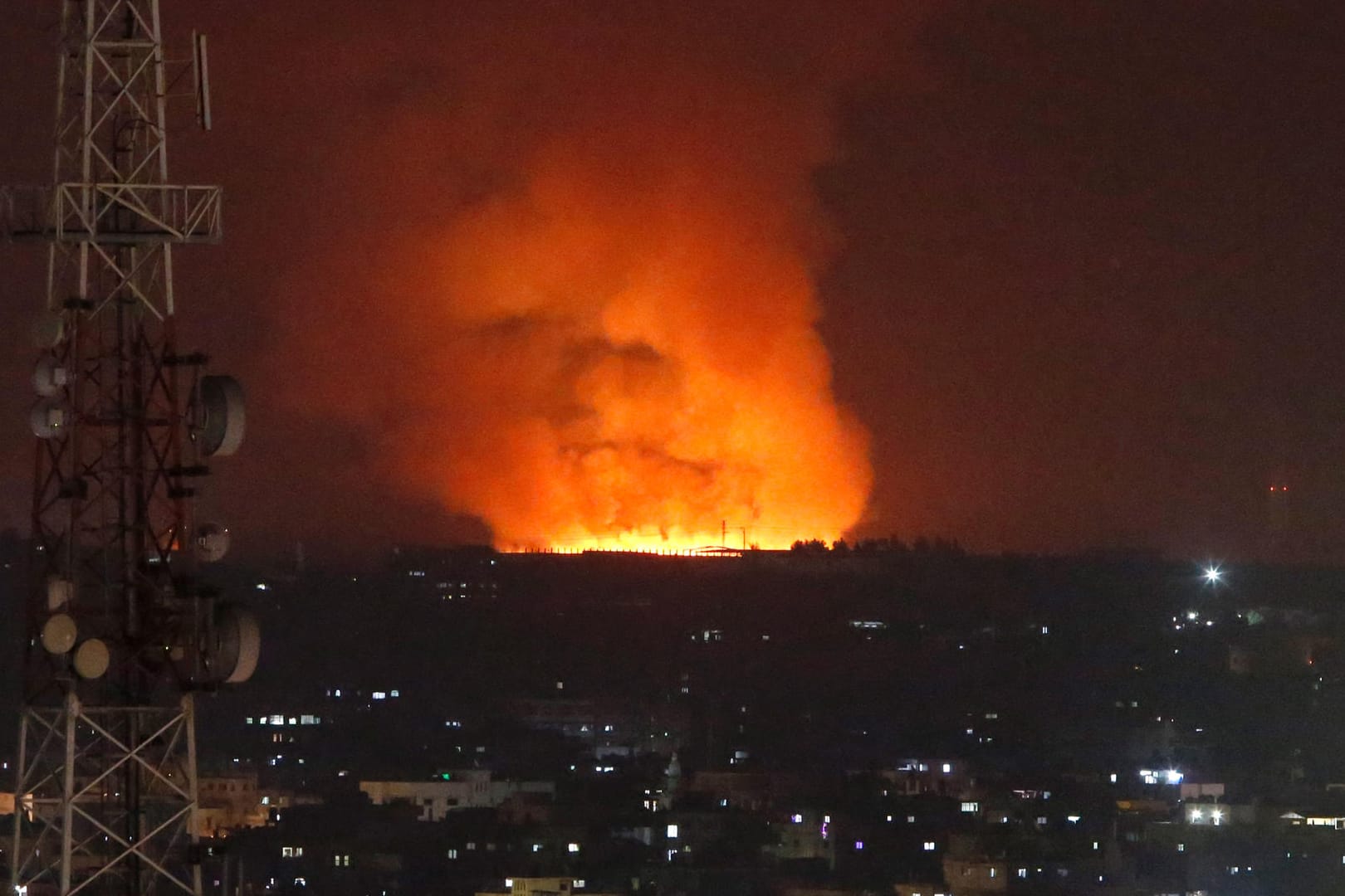 Feuer und Rauch über Gaza: Es bei den Gegenangriffen viele Tote gegeben.