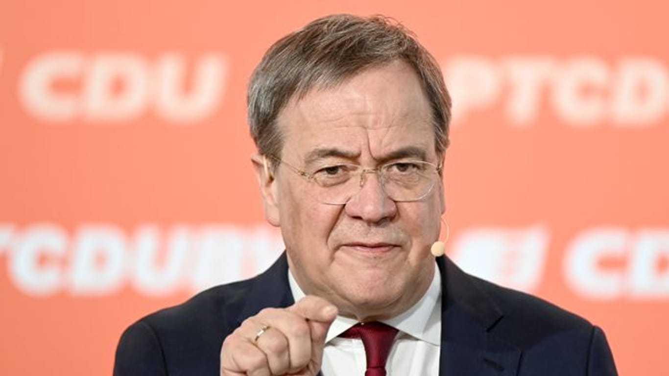 CDU-Chef Armin Laschet kann sich freuen: In einer Umfrage legt die Union etwas zu.