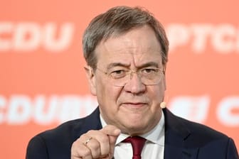 CDU-Chef Armin Laschet kann sich freuen: In einer Umfrage legt die Union etwas zu.