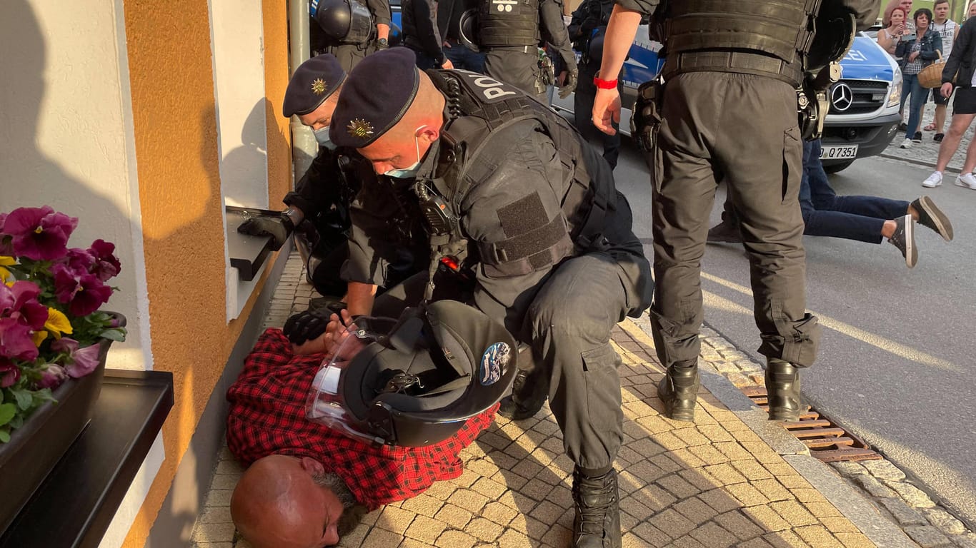 Einsatzkräfte in Zwönitz: Die Lage bei einer Corona-Demo in der Stadt ist erneut eskaliert. Die Polizei konnte einen Mann festnehmen, der zuvor offenbar Pfefferspray auf Polizisten gesprüht hatte.