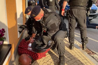 Einsatzkräfte in Zwönitz: Die Lage bei einer Corona-Demo in der Stadt ist erneut eskaliert. Die Polizei konnte einen Mann festnehmen, der zuvor offenbar Pfefferspray auf Polizisten gesprüht hatte.