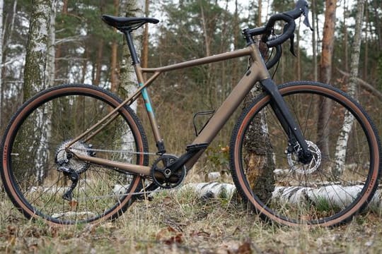 Das Grade ist das erste E-Gravelbike der amerikanischen Marke GT, die vor allem mit BMX-Rädern bekannt wurde.