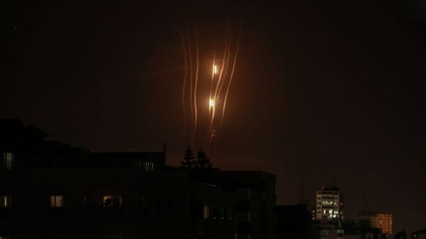 Raketen werden von der islamistischen Hamas aus Gaza-Stadt in Richtung Israel abgefeuert.