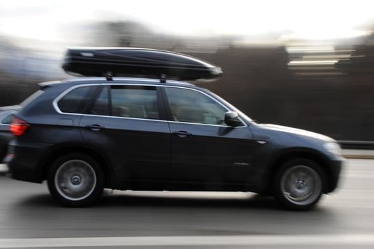 Mit einer Dachbox verändert sich sowohl das Gewicht als auch der Schwerpunkt des Fahrzeugs.
