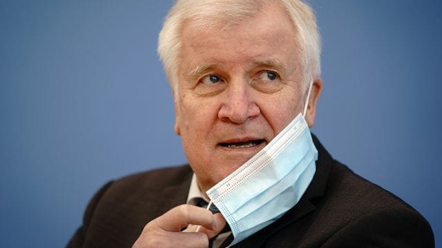 Horst Seehofer fürchtet "bedenkliche Größenordnungen" in der Migrationspolitik. Horst Seehofer fürchtet "bedenkliche Größenordnungen" in der Migrationspolitik.