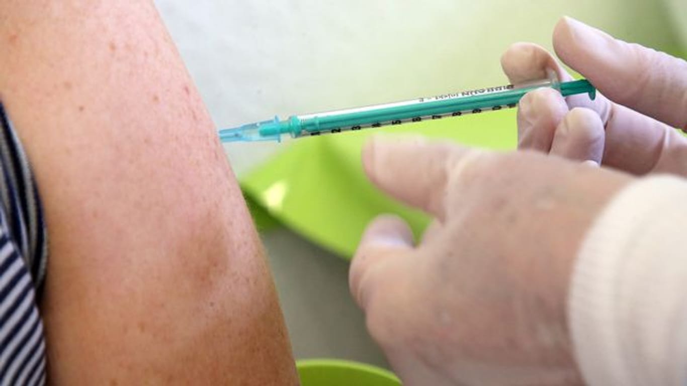 Der Ruf nach Strafen bei ungerechtfertigten Versuchen, sich eine Impfung zu erschleichen, wird lauter.