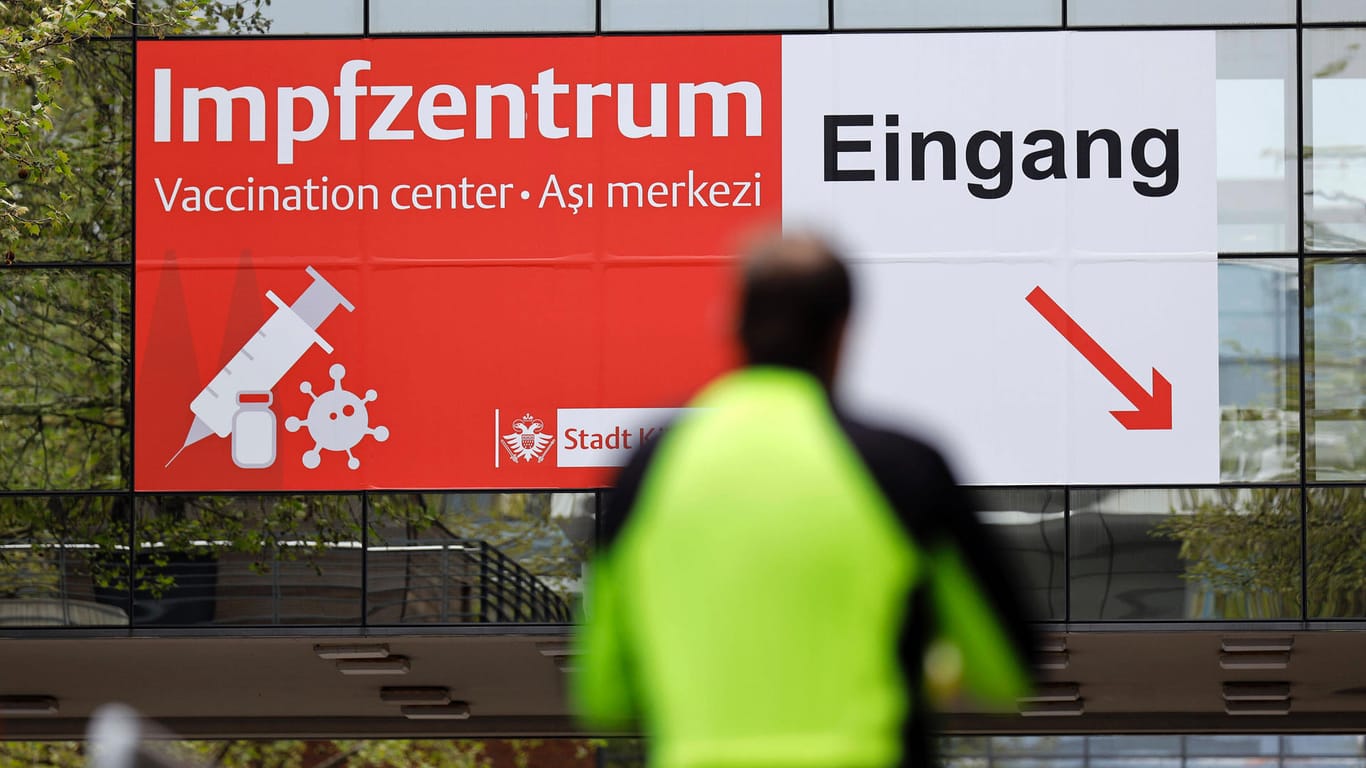 Das Impfzentrum in der Kölnmesse: Die bundesweite Sieben-Tage-Inzidenz sinkt weiter.