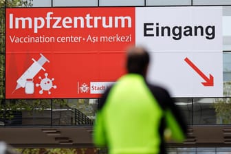 Das Impfzentrum in der Kölnmesse: Die bundesweite Sieben-Tage-Inzidenz sinkt weiter.