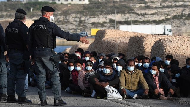 Auf der Mittelmeerinsel Lampedusa sind innerhalb kurzer Zeit mehr als 2000 Migranten angekommen. Auf der Mittelmeerinsel Lampedusa sind innerhalb kurzer Zeit mehr als 2000 Migranten angekommen.