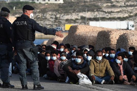 Auf der Mittelmeerinsel Lampedusa sind innerhalb kurzer Zeit mehr als 2000 Migranten angekommen.