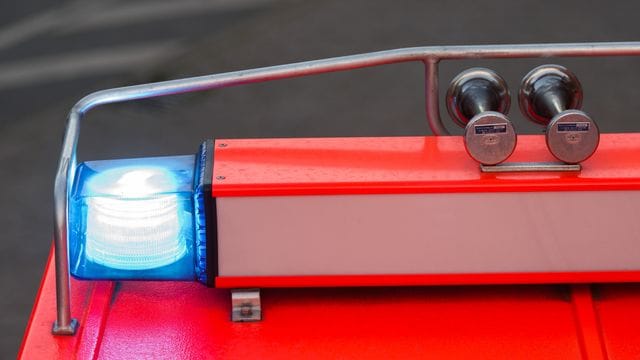 Ein Fahrzeug der Feuerwehr fährt mit Blaulicht über eine Straße (Symbolbild): Warum das Boot leckte, ist noch unklar. Ein Fahrzeug der Feuerwehr fährt mit Blaulicht über eine Straße (Symbolbild): Warum das Boot leckte, ist noch unklar.