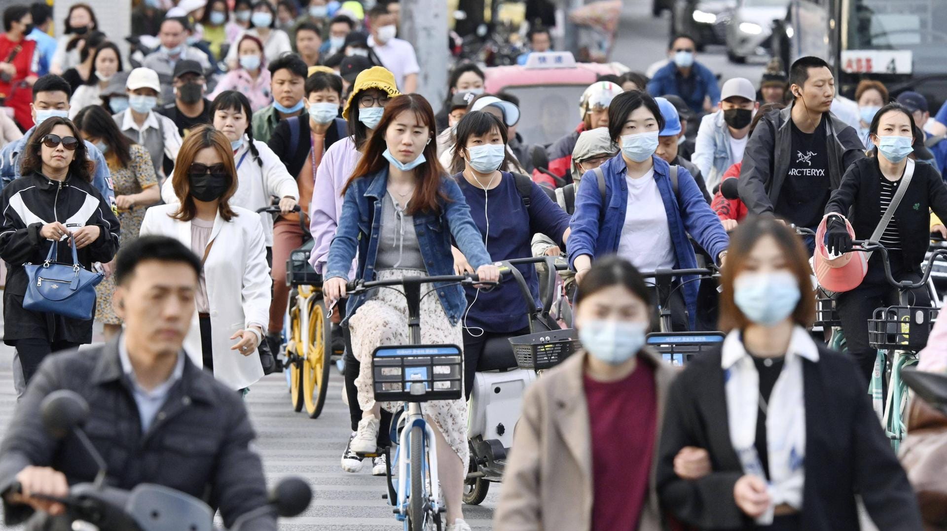 Fußgängerzone in Peking: Die Bevölkerung in China soll gewachsen sein. Fußgängerzone in Peking: Die Bevölkerung in China soll gewachsen sein.