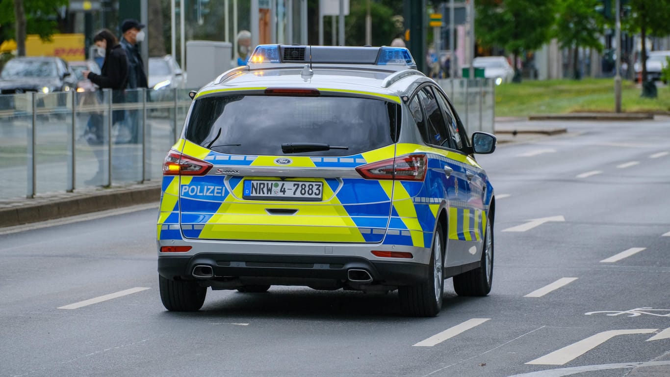 Ein Polizeiauto fährt auf einer Straße (Symbolbild): Die Beamten suchen Hinweise zum flüchtigen Fahrer.