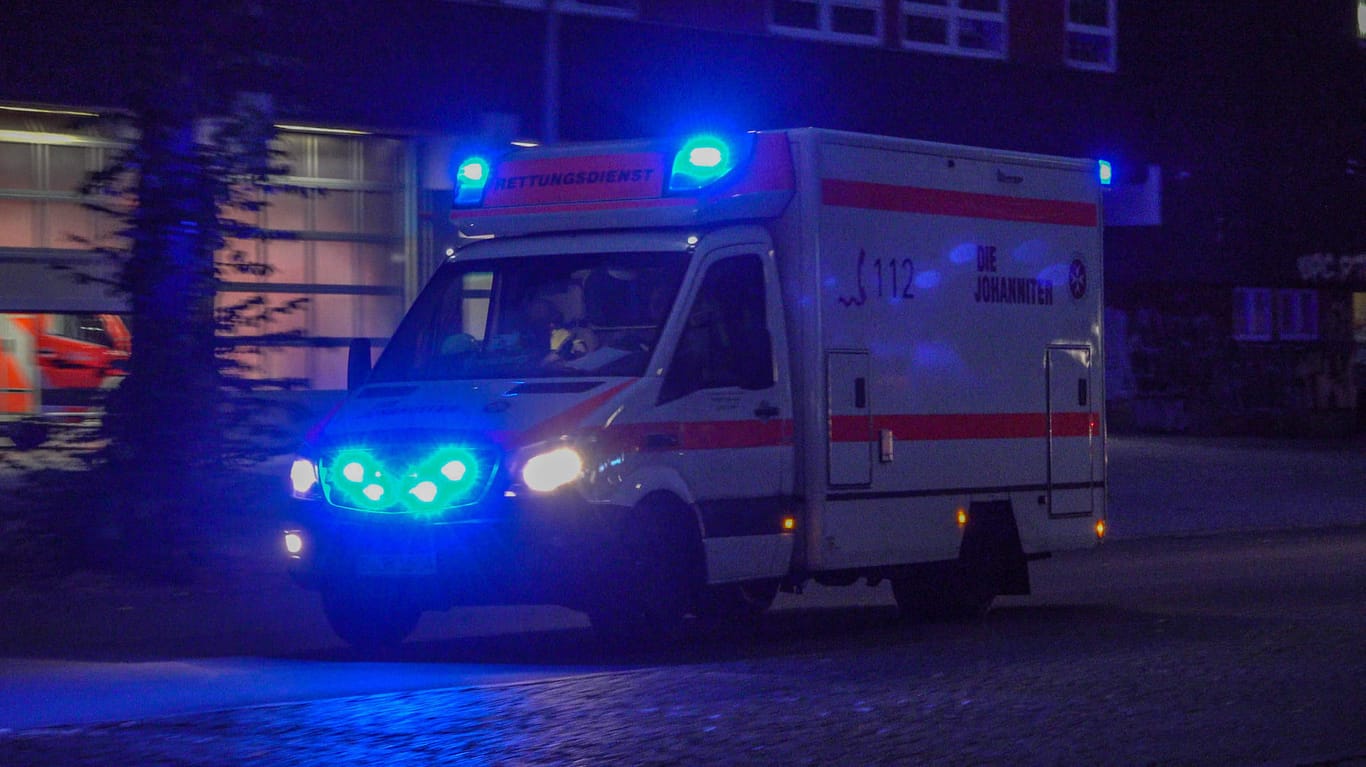 Rettungswagen im Einsatz (Symbolbild): Bei einem Streit in Köln ist ein 17-Jähriger schwer verletzt worden.