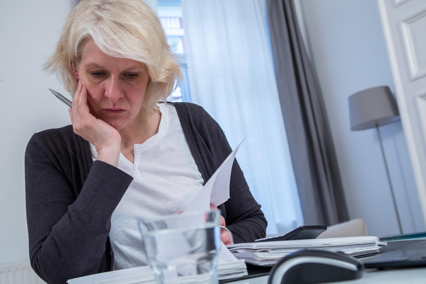 Ältere Frau prüft Unterlagen (Symbolbild): Die Riester-Rente muss ersetzt werden, fordern Verbraucherschützer. Ältere Frau prüft Unterlagen (Symbolbild): Die Riester-Rente muss ersetzt werden, fordern Verbraucherschützer.