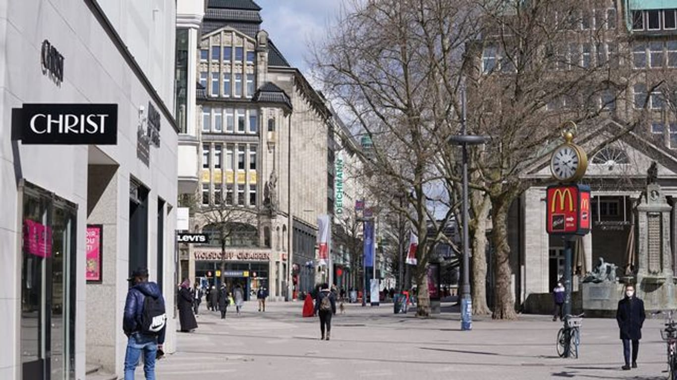 Passanten gehen durch die Spitalerstraße in der Innenstadt (Symbolbild): Trotz der niedrigen Inzidenz in der Hansestadt darf der Einzelhandel noch nicht öffnen.