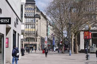 Passanten gehen durch die Spitalerstraße in der Innenstadt (Symbolbild): Trotz der niedrigen Inzidenz in der Hansestadt darf der Einzelhandel noch nicht öffnen.