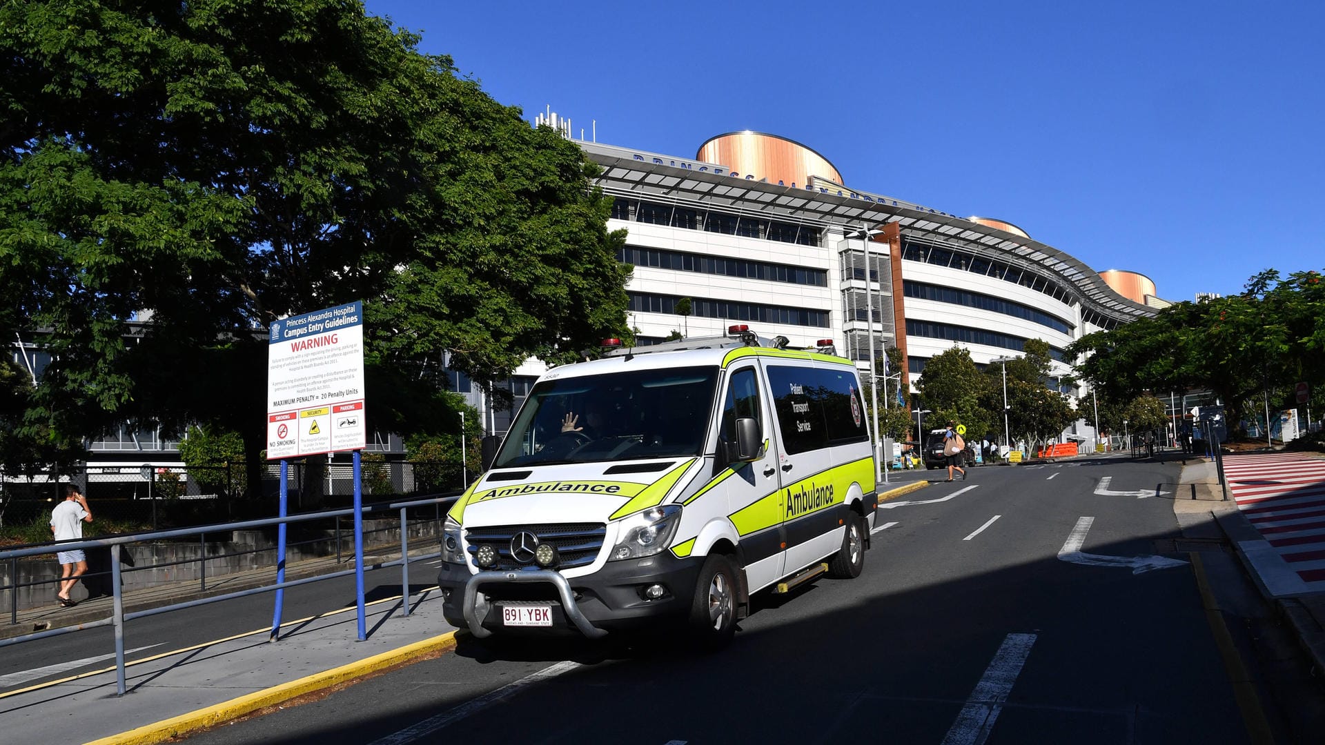 Rettungswagen in Australien (Symbolbild): Ein 13-Jähriger wurde schwer verletzt, als er in einem Müllcontainer geschlafen hat. Rettungswagen in Australien (Symbolbild): Ein 13-Jähriger wurde schwer verletzt, als er in einem Müllcontainer geschlafen hat.