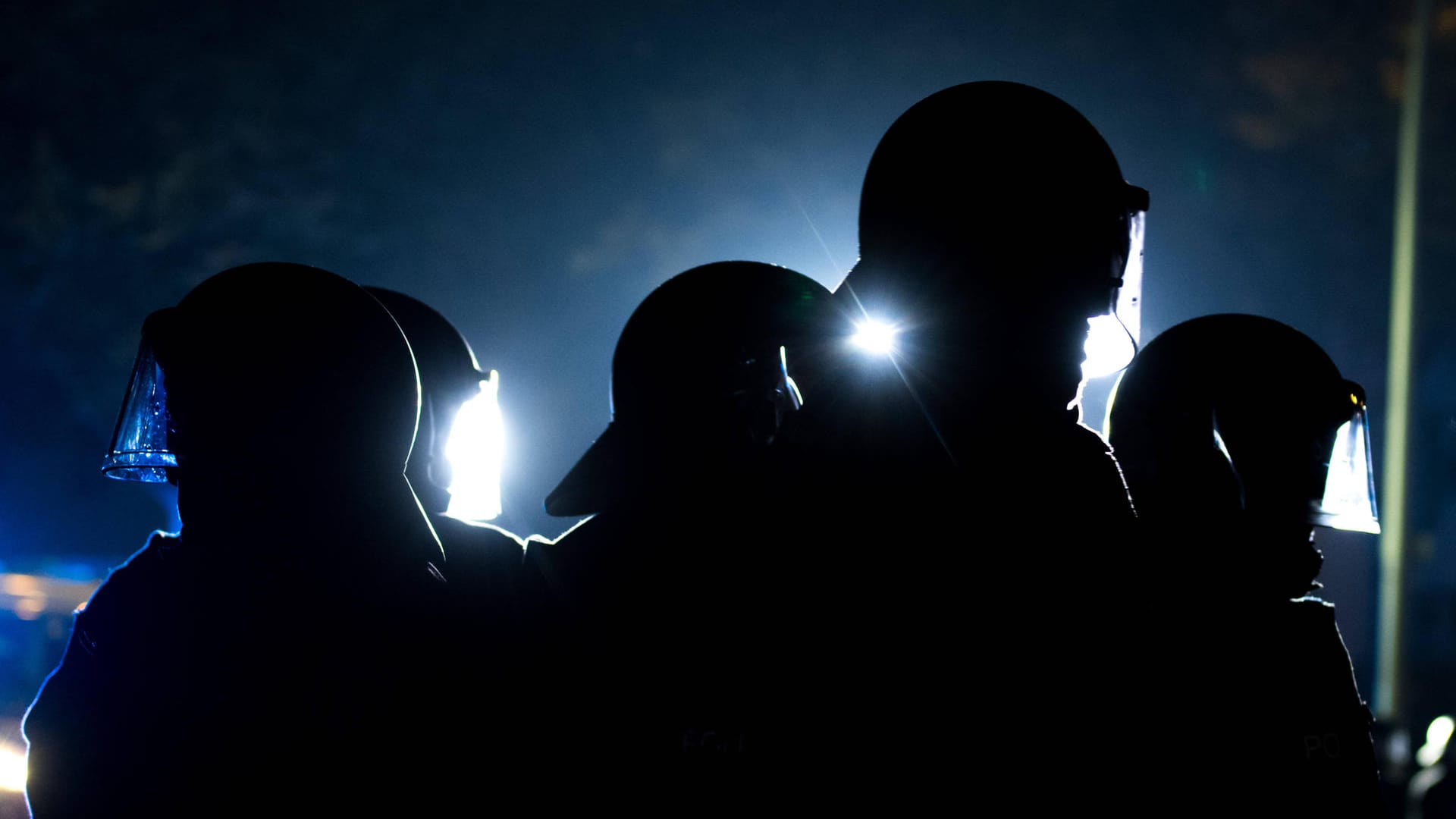 Berlin, Feature Polizei Deutschland, Berlin - 02.10.2020: Im Bild sind Polizeibeamt*innen im Gegenlicht zu sehen. Berlin Berlin, Feature Polizei Deutschland, Berlin - 02.10.2020: Im Bild sind Polizeibeamt*innen im Gegenlicht zu sehen. Berlin