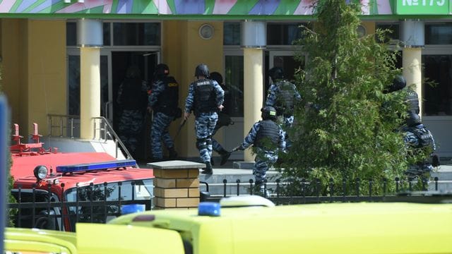 Rettungswagen und Polizeifahrzeuge mit Blaulicht und Sirene: der Tatort in der russischen Stadt Kasan nach dem tödlichen Angriff. Rettungswagen und Polizeifahrzeuge mit Blaulicht und Sirene: der Tatort in der russischen Stadt Kasan nach dem tödlichen Angriff.