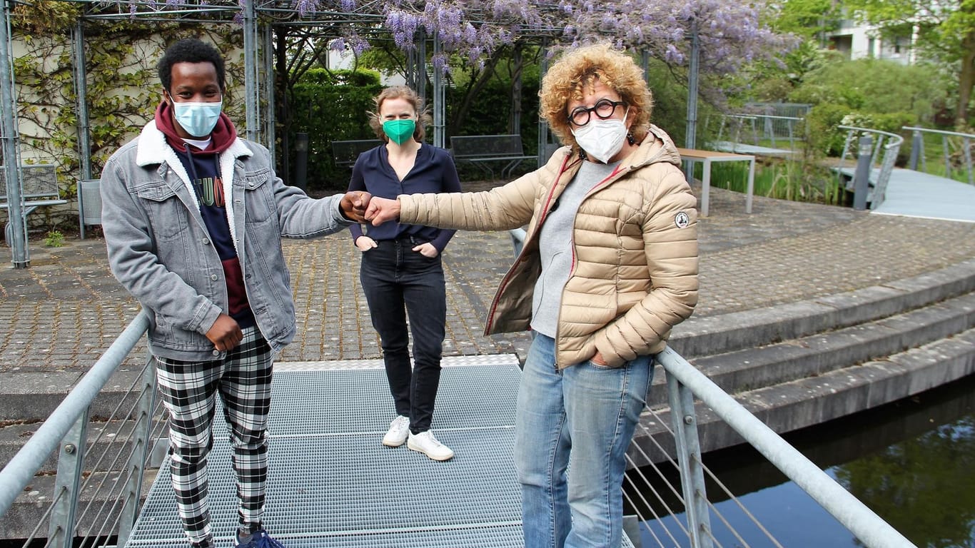 Azubi in spe Ibrahima Diallo, die Pädagogische Leiterin von Ceno e.V., Jane Petersen und Ehrenamtlerin Susanne Bourier (v.l.n.r.): Die drei arbeiten als Team an der Integration in Deutschland.