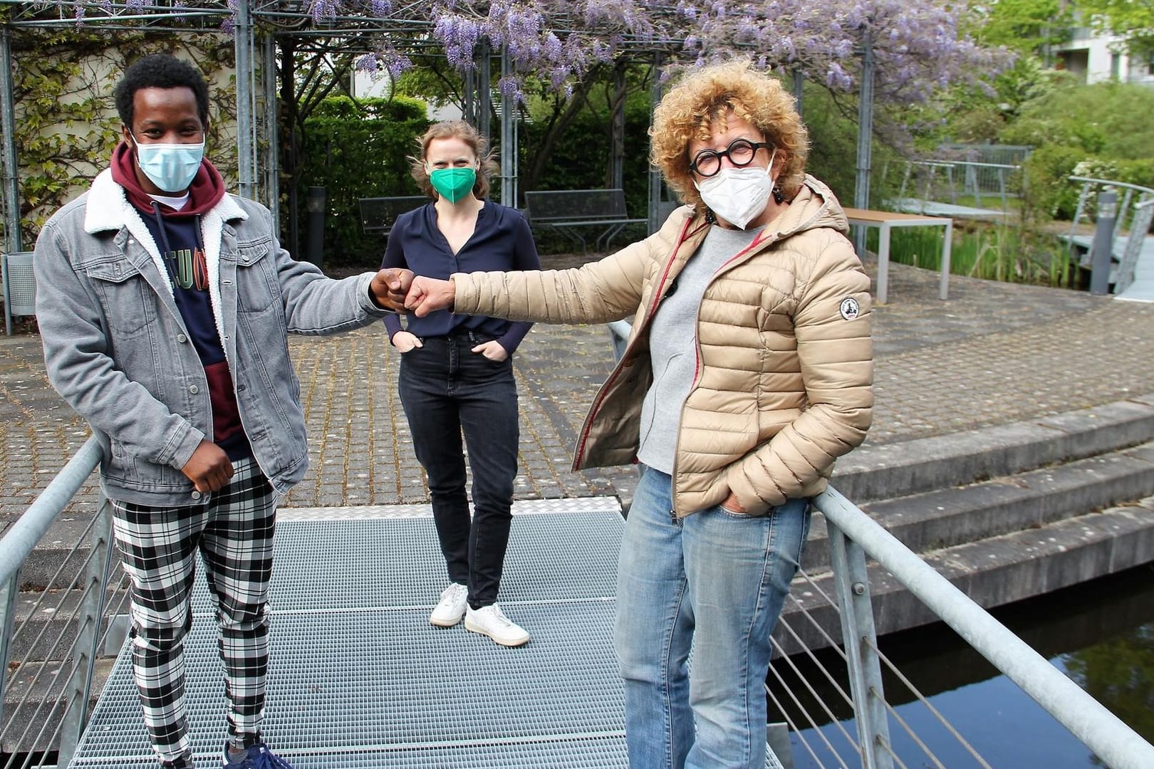 Azubi in spe Ibrahima Diallo, die Pädagogische Leiterin von Ceno e.V., Jane Petersen und Ehrenamtlerin Susanne Bourier (v.l.n.r.): Die drei arbeiten als Team an der Integration in Deutschland.