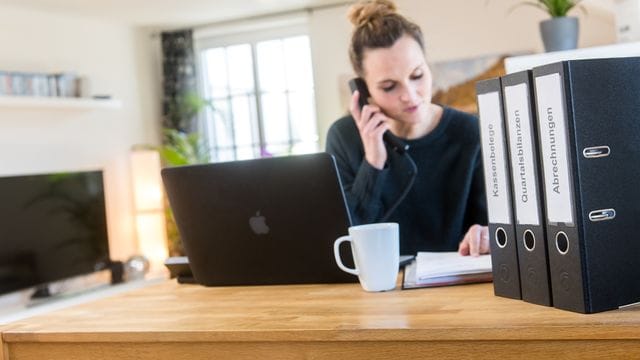 Die Steuererklärung für 2019 muss eigentlich schon eingereicht worden sein - es sei denn man hat Hilfe von Steuerberaterin und Co. Die Steuererklärung für 2019 muss eigentlich schon eingereicht worden sein - es sei denn man hat Hilfe von Steuerberaterin und Co.