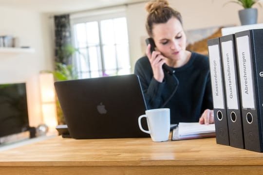 Die Steuererklärung für 2019 muss eigentlich schon eingereicht worden sein - es sei denn man hat Hilfe von Steuerberaterin und Co. Die Steuererklärung für 2019 muss eigentlich schon eingereicht worden sein - es sei denn man hat Hilfe von Steuerberaterin und Co.