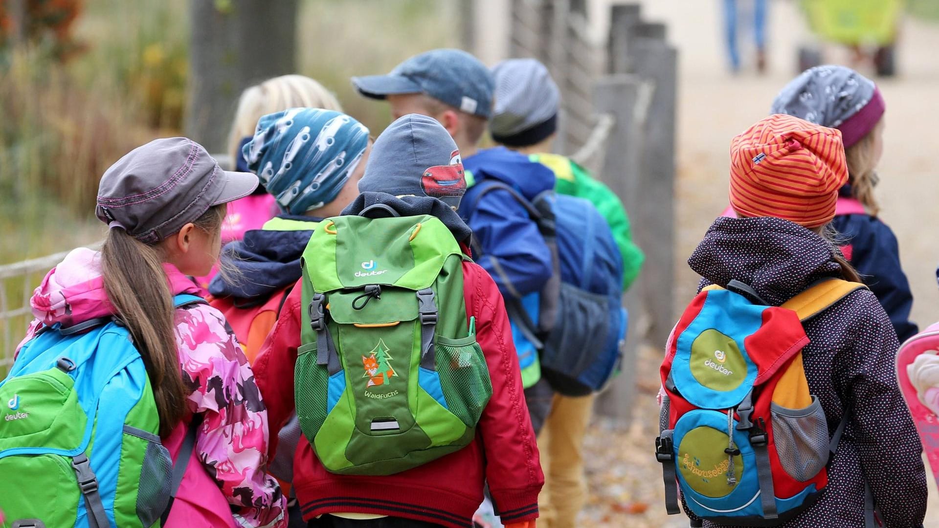 Kinder auf einem Schulausflug (Symbolbild): Erste Lockerungen treten in Erfurt in Kraft.