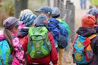 Kinder auf einem Schulausflug (Symbolbild): Erste Lockerungen treten in Erfurt in Kraft.