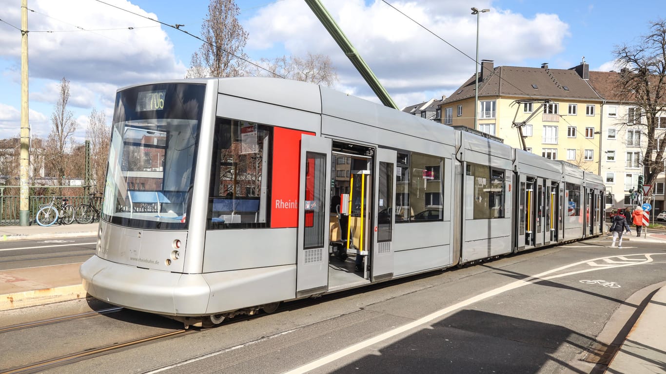 Eine Straßenbahn in Düsseldorf (Symbolbild): Ein Mann ist zwischen zwei Straßenbahn-Waggons eingeklemmt und tödlich verletzt worden.