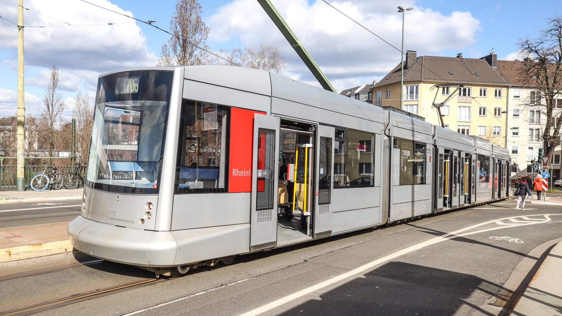 Eine Straßenbahn in Düsseldorf (Symbolbild): Ein Mann ist zwischen zwei Straßenbahn-Waggons eingeklemmt und tödlich verletzt worden. Eine Straßenbahn in Düsseldorf (Symbolbild): Ein Mann ist zwischen zwei Straßenbahn-Waggons eingeklemmt und tödlich verletzt worden.