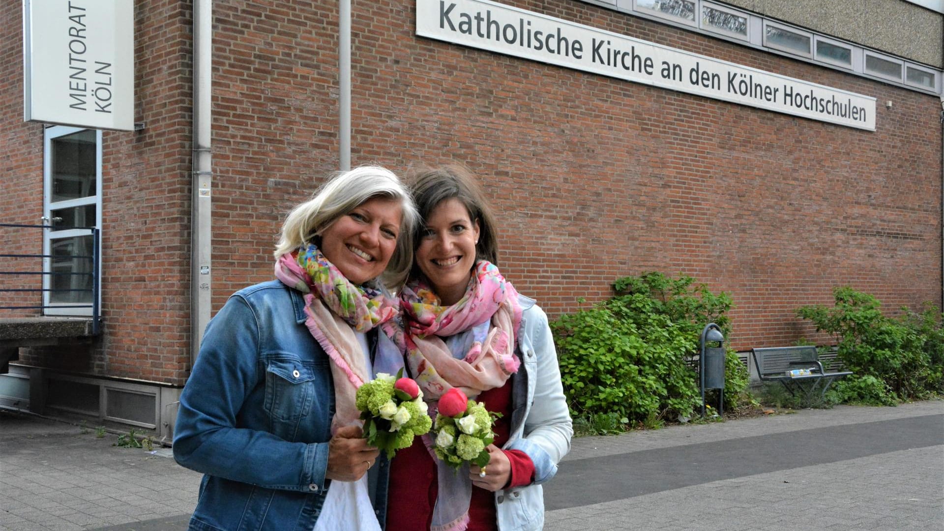 Nini (l.) und Juliana kurz vor der Segnungsfeier in St. Johannes XXIII., der Kirche der katholischen Hochschulgemeinde.