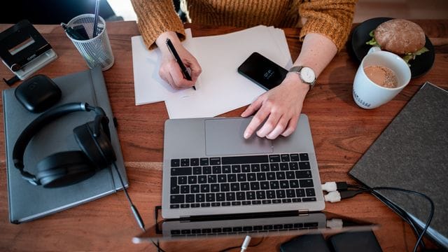 Arbeitnehmerinnen und Arbeitnehmer müssen während der Pandemie im Homeoffice arbeiten, sofern das möglich ist.