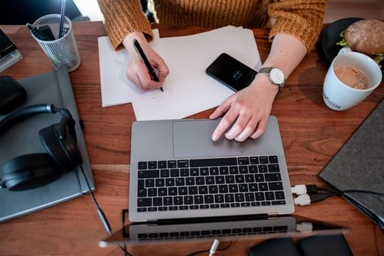 Arbeitnehmerinnen und Arbeitnehmer müssen während der Pandemie im Homeoffice arbeiten, sofern das möglich ist.