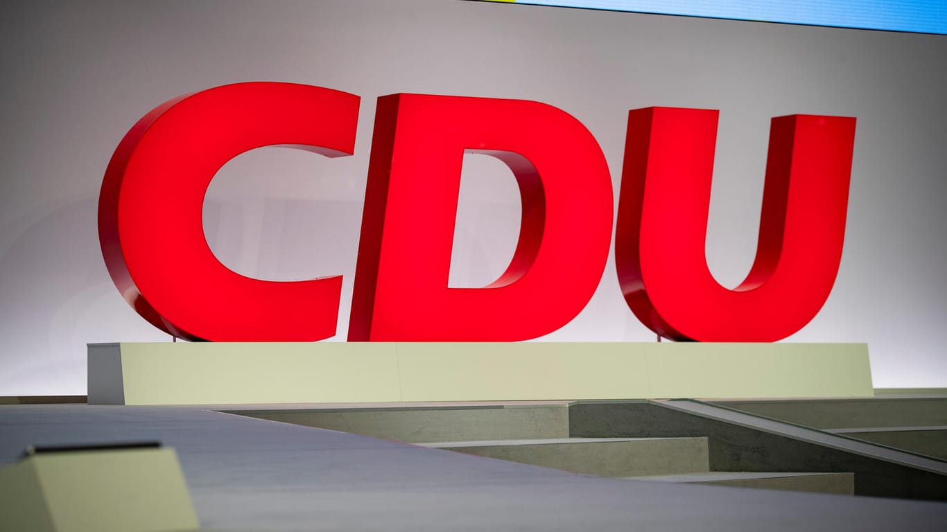Das Logo der CDU bei einem Parteitag (Archivbild): Weder das Existenzrecht Israels noch eine klare Linie gegen Antisemitismus seien verhandelbar, stellte der Chef der Berliner CDU, Kai Wegner, klar.