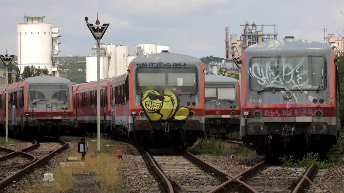 Ausrangierte Züge stehen auf Bahngleisen (Symbolbild): In Leverkusen soll ein Recyclingbetrieb die Schadstoffe einer Lokomotive nicht ordnungsgemäß entsorgt haben.