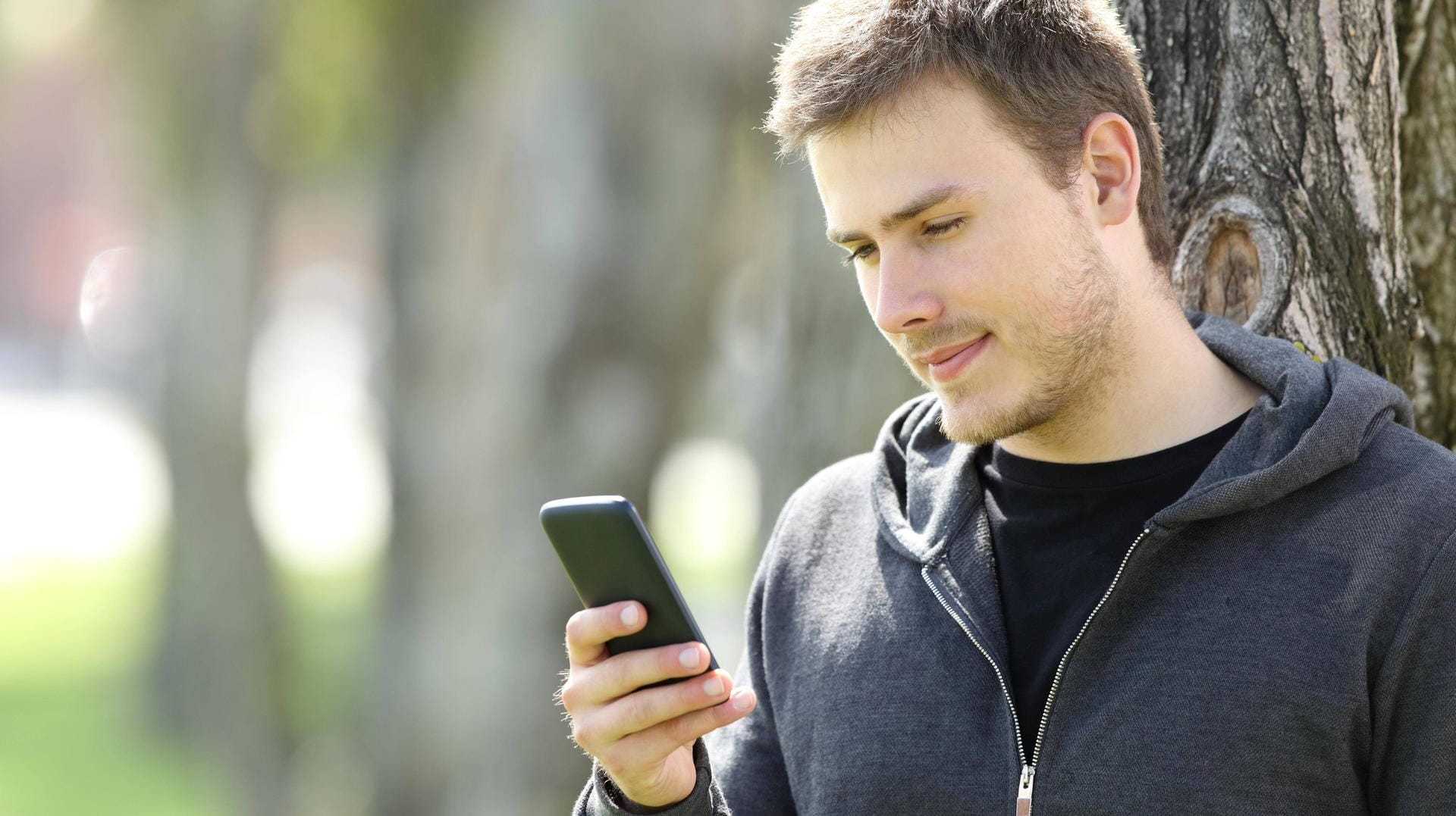 Mann am Telefon (Symbolbild): Viele Menschen suchen in der Pandemie Hilfe im Beratungsangebot der Antidiskriminierungsstelle.