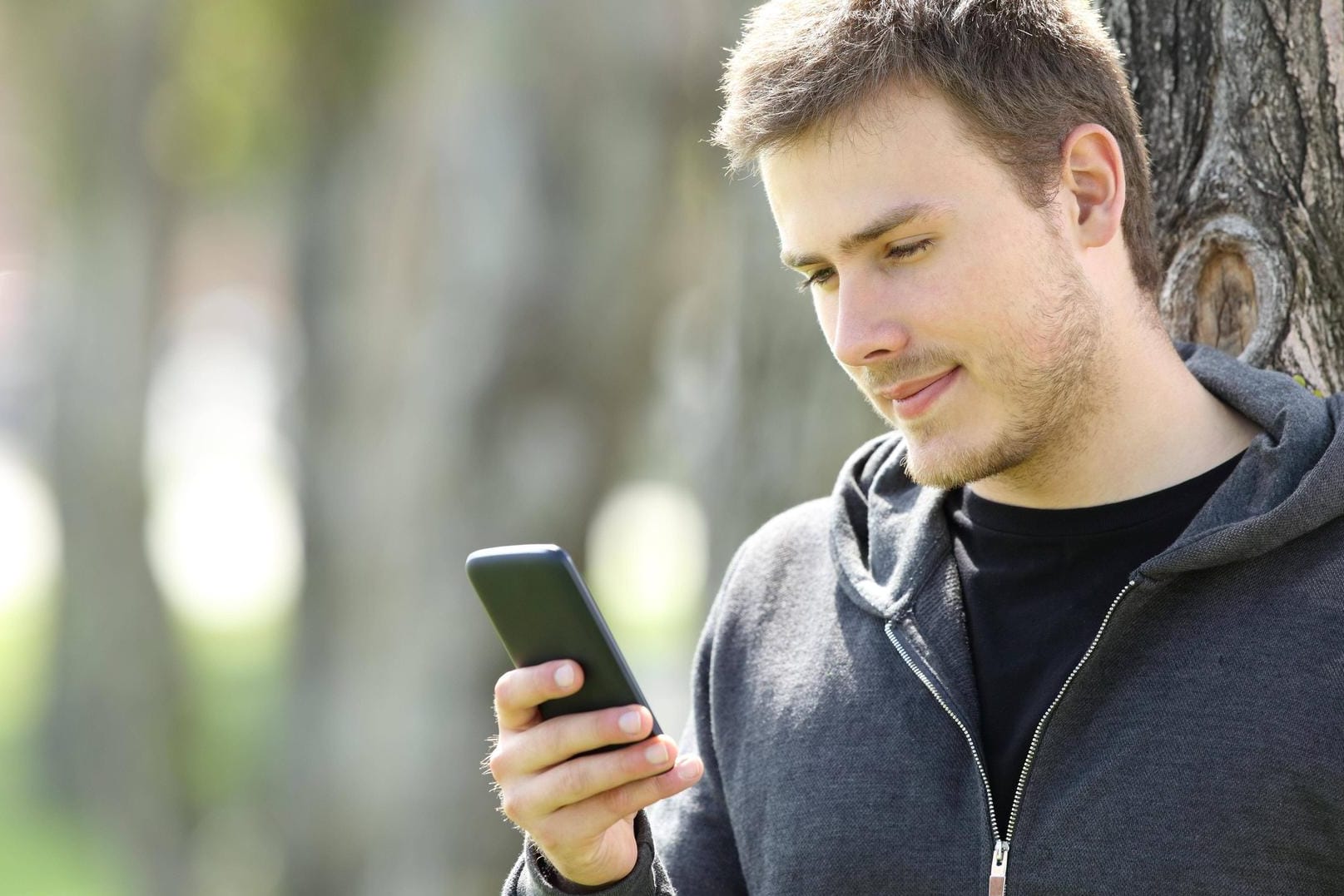 Mann am Telefon (Symbolbild): Viele Menschen suchen in der Pandemie Hilfe im Beratungsangebot der Antidiskriminierungsstelle.